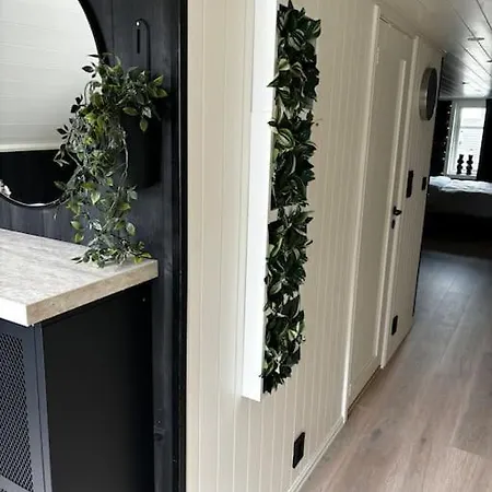 Apartament Ny Og Moderne Studioleilighet Med Elbil Lading